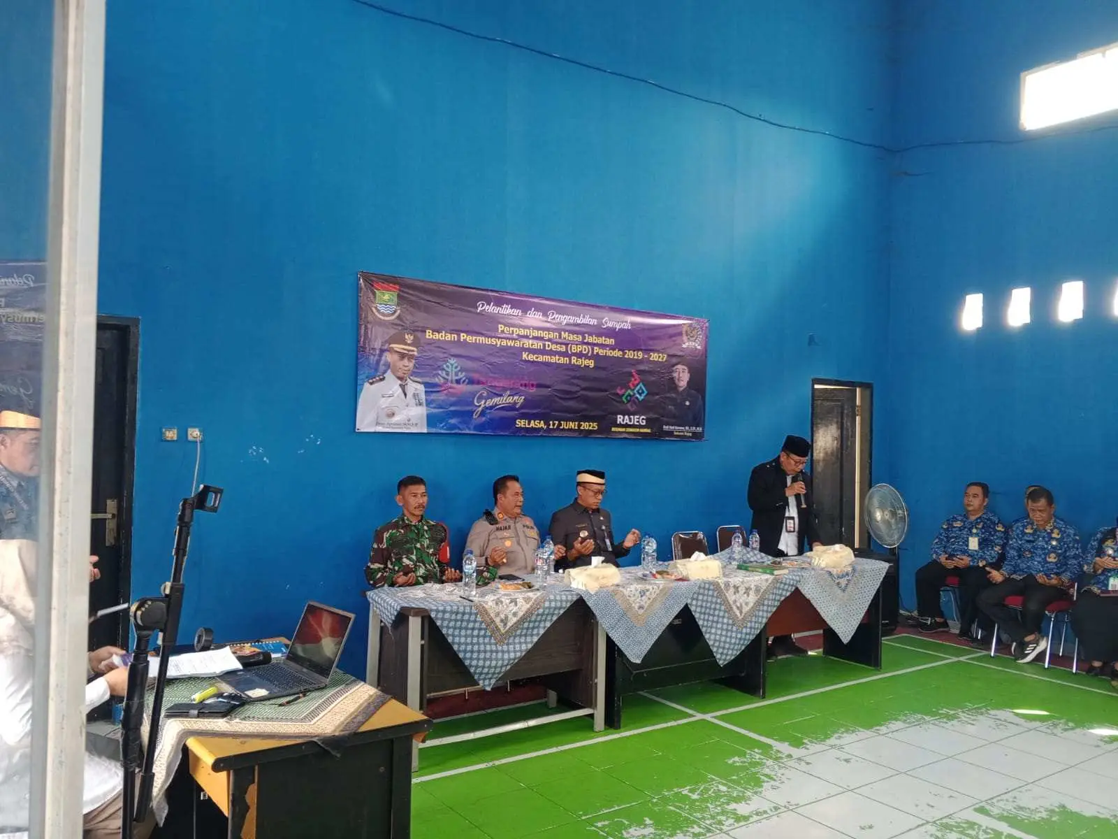 H Aa Toha Kepala KUA Rajeg Pimpin Doa di Pelantikan Anggota BPD Se-Kecamatan Rajeg 