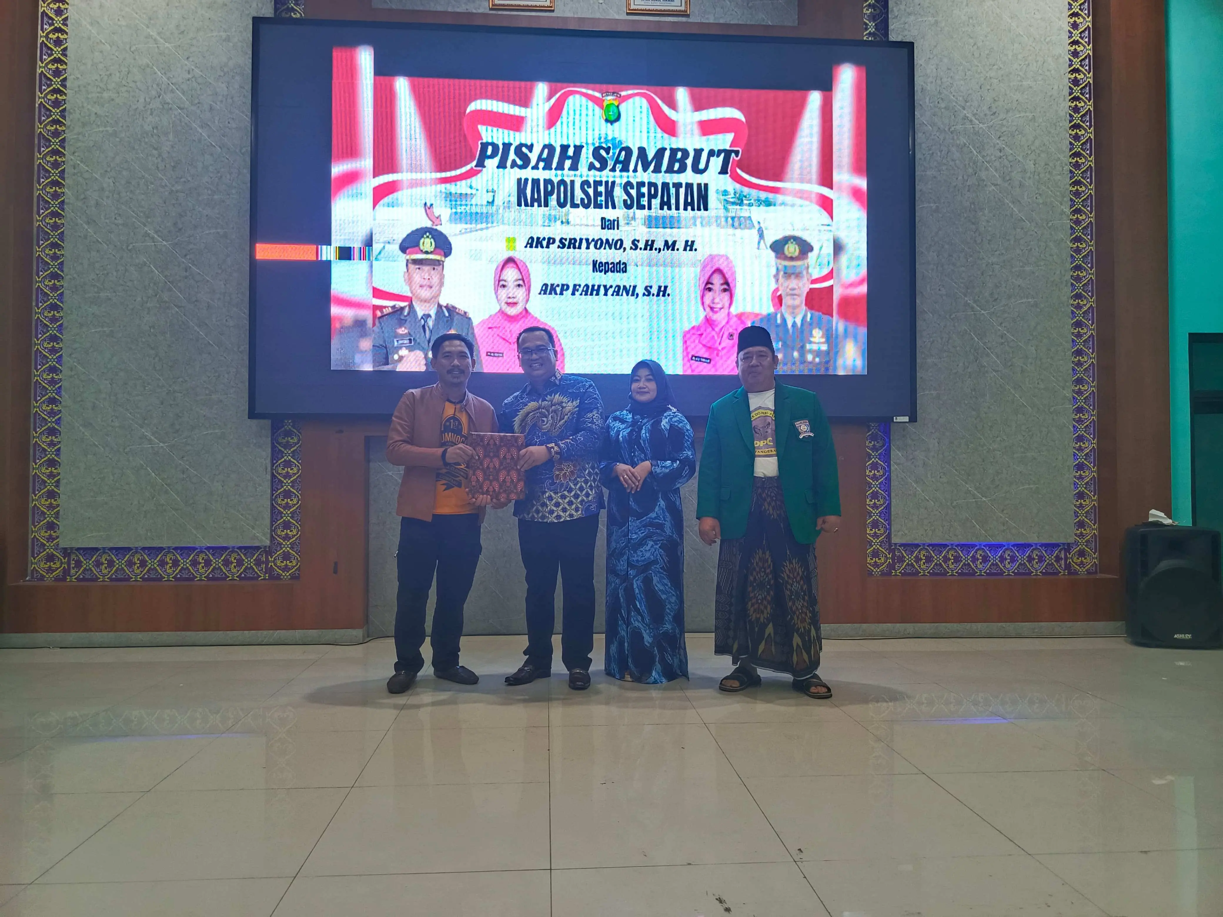 Ketua Rempah Presisi Berikan Bingkai Foto Sebagai Cindera Mata Diacara Pisah Sambut Kapolsek Sepatan