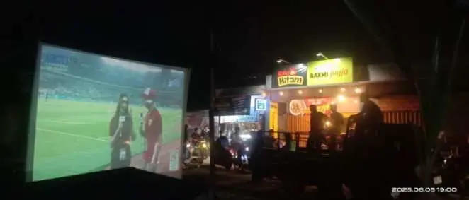 Nobar Laga Indonesia Vs Cina Di Moment Lebaran Idul Adha, Warga Kampung Sarakan Sangat Antusias