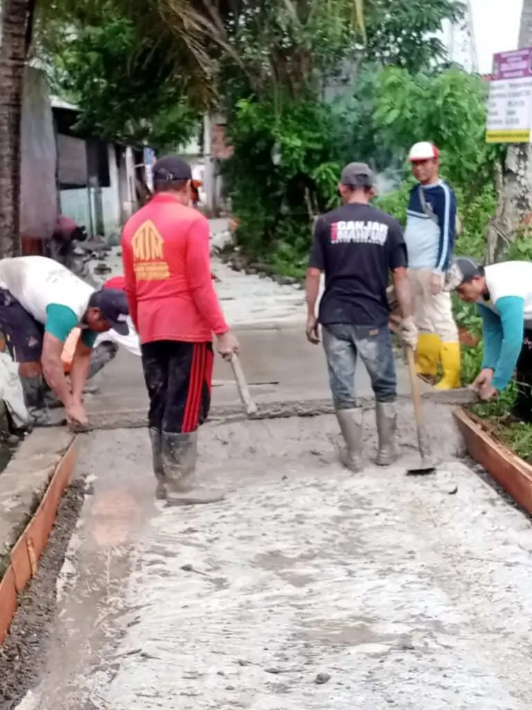Warga Desa Lembangsari Apresiasi Pembangunan Jalan Beton: Tingkatkan Akses dan Keselamatan