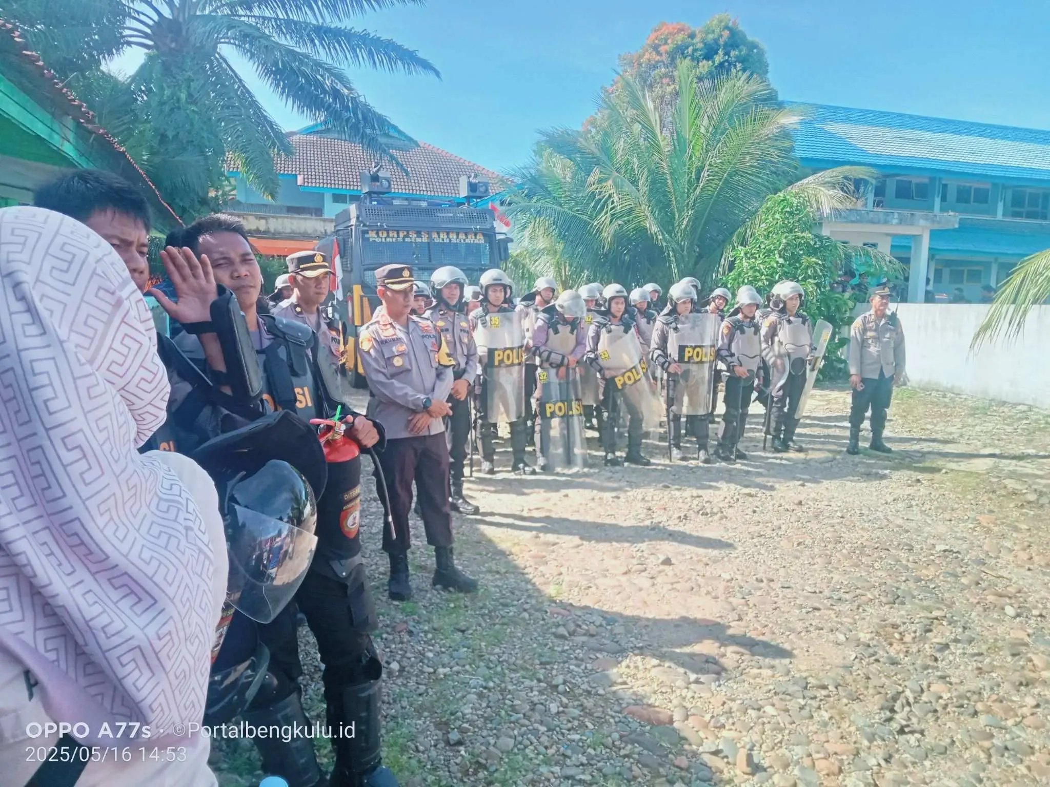 Wakapolres Bengkulu Selatan Pimpin Langsung Pengamanan Unjuk Rasa di Bawaslu