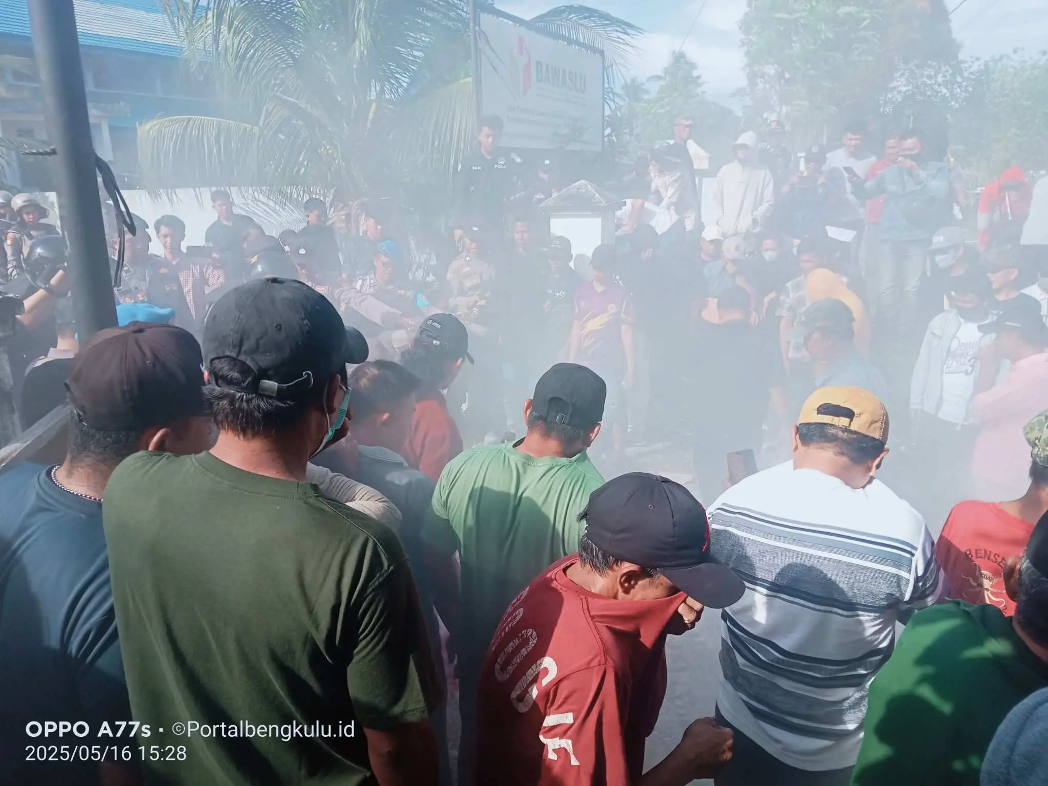 Aksi Massa di Bawaslu Bengkulu Selatan Sempat Memanas, Massa Membakar Keranda