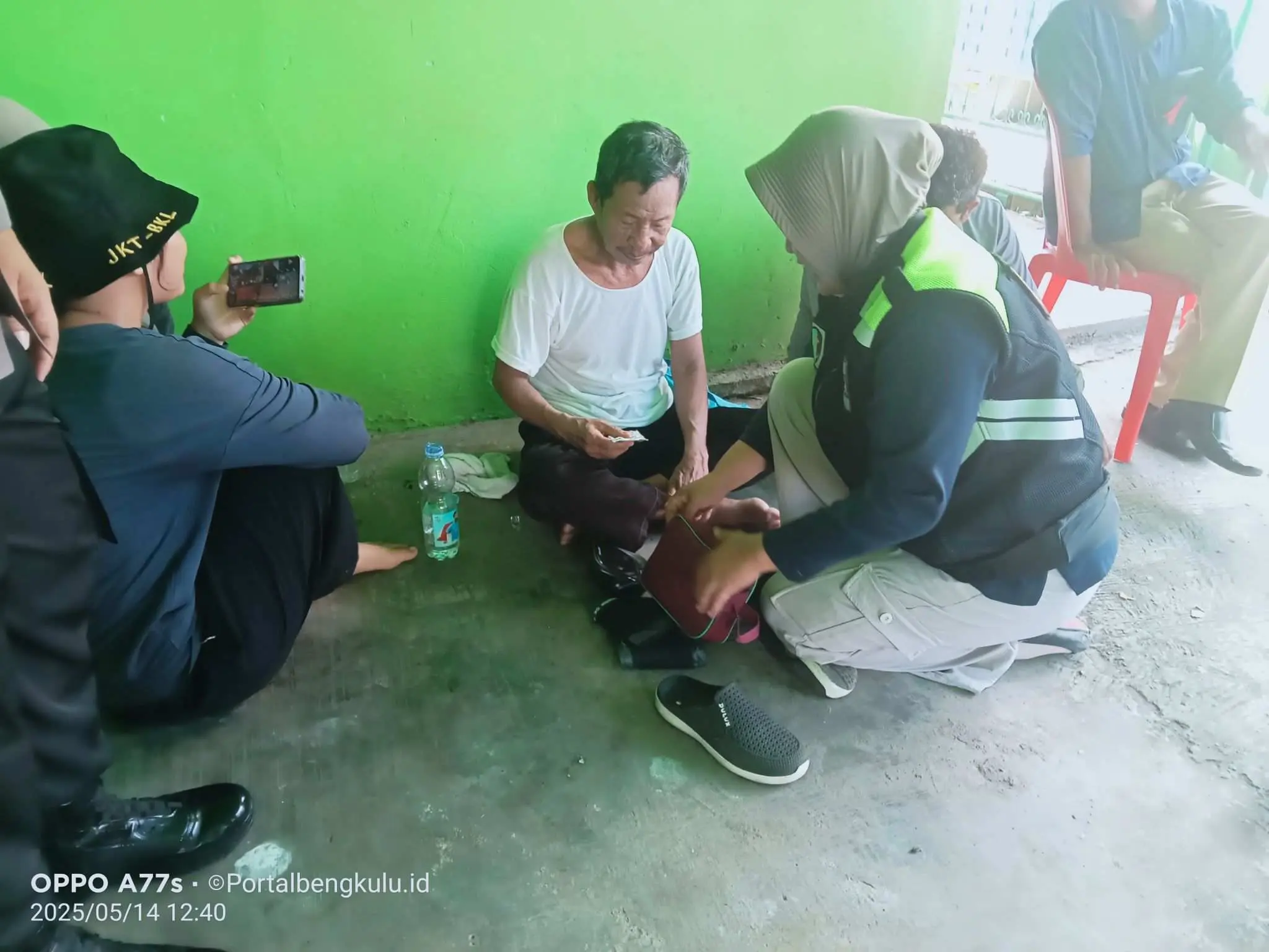 Tim Dokes Klinik Medika Polres Bengkulu Selatan Berikan Pelayanan Kepada Peserta Demo Yang Sakit Saat Unjuk Rasa di Bawaslu