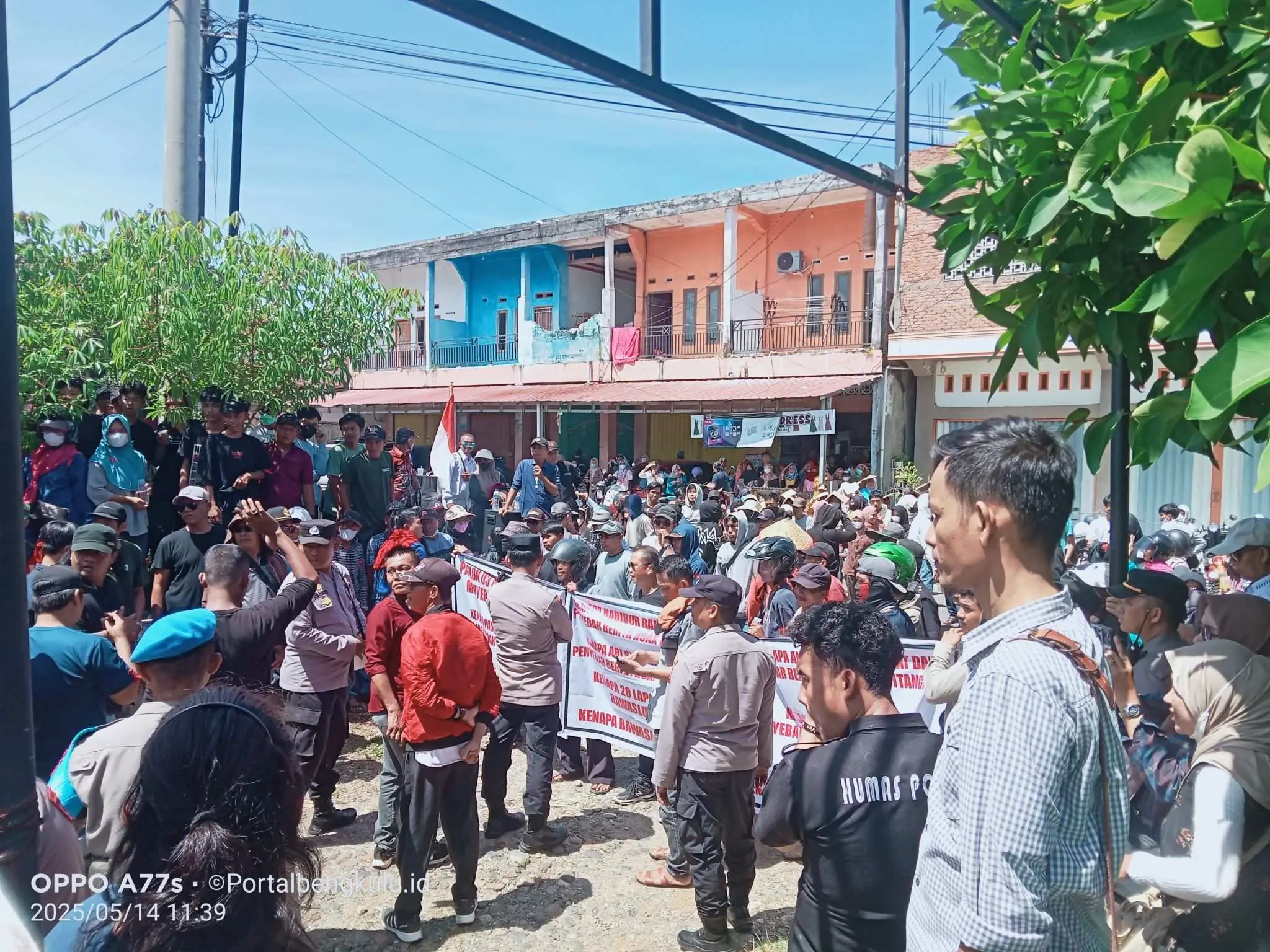 Massa Datangi Bawaslu Bengkulu Selatan, Pertanyakan 20 Laporan Masyarakat Yang Dihentikan