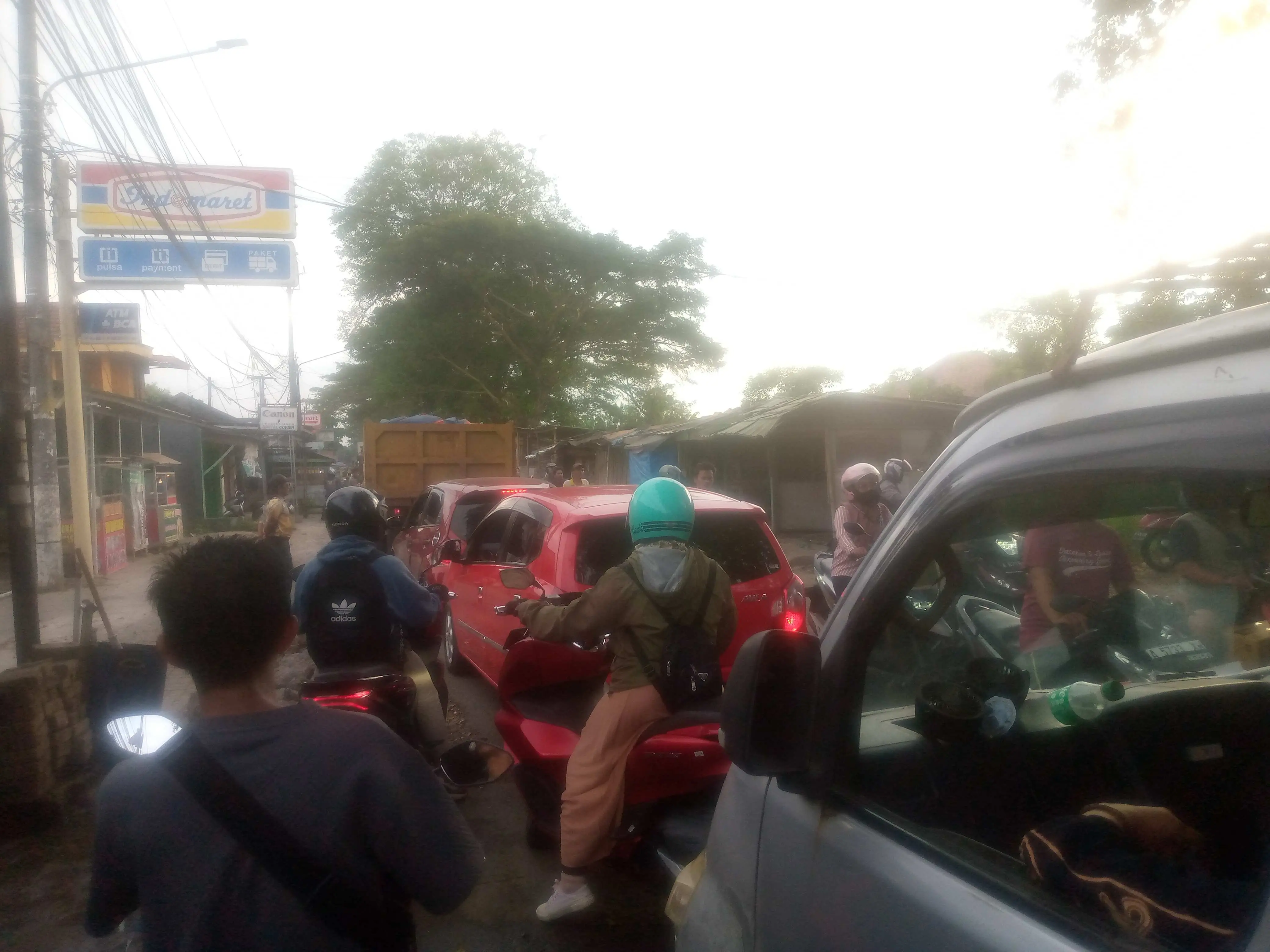 Pengawas PDAM Tirta Kerta Raharja Tutup Mata Adanya Kemacetan dan Armada Truk Terjerembab di Lubang Galian Pipa PDAM