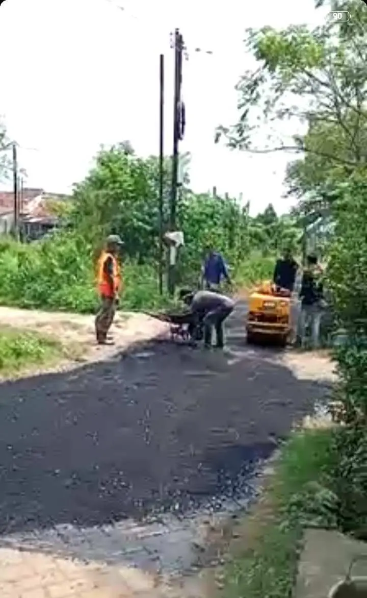 Pemerintah Desa Sukamanah Realisasikan Hotmix di Kp Sumur Daon