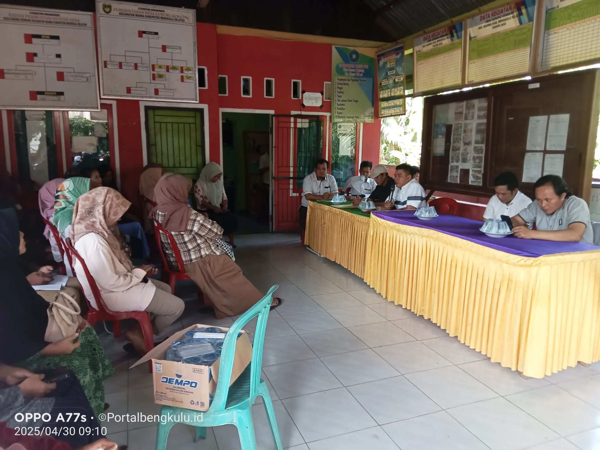 Sumringah, 11 Warga Desa Gunung Kembang Terima BLT DD Tahap 1