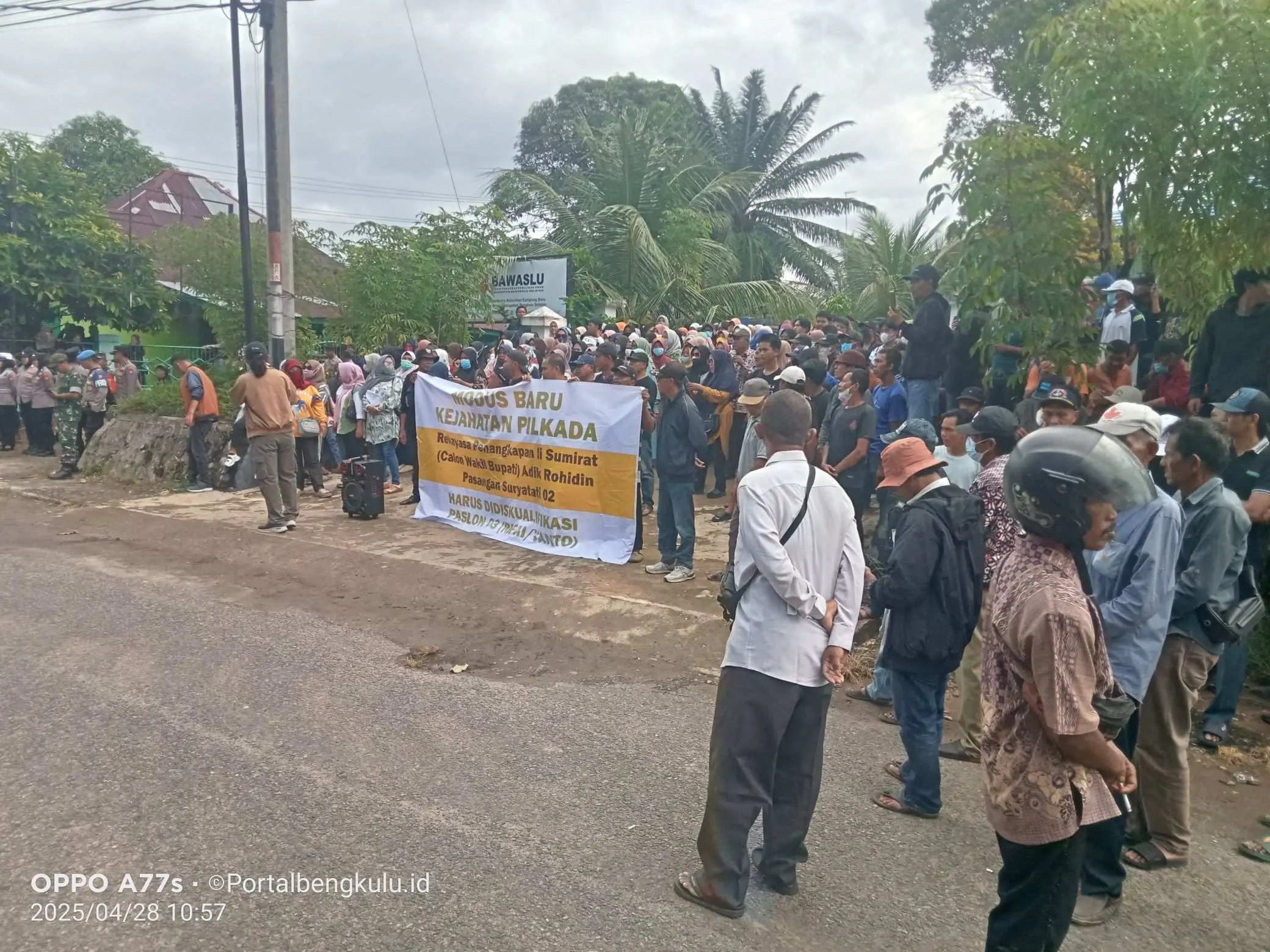 Ratusan Massa Pendukung Suryatati-Ii Sumirat Gelar Aksi Damai di Bawaslu Bengkulu Selatan, Tuntutannya Tidak Main-Main!