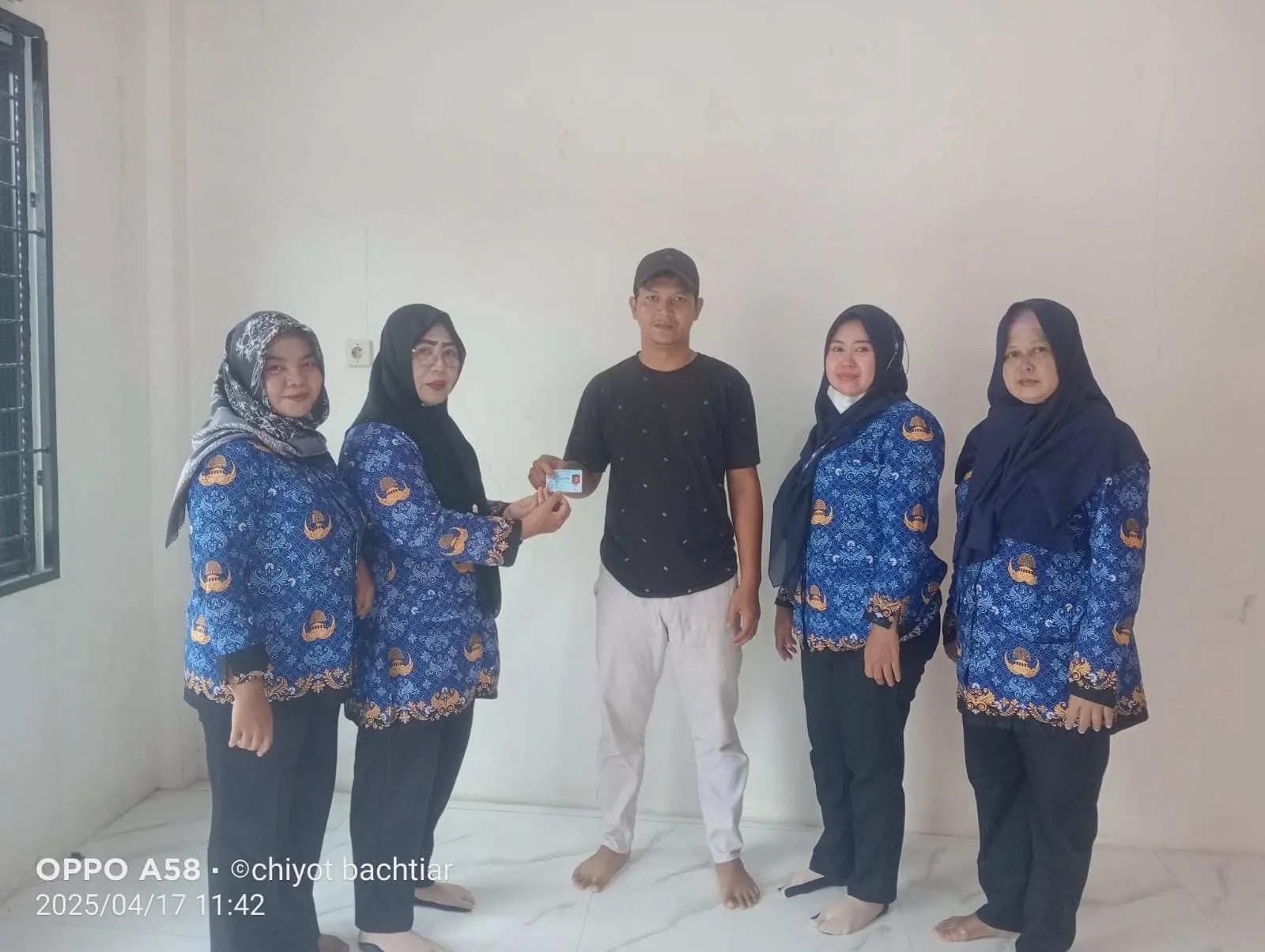 Kasi pelayanan Kecamatan Sukadiri Serahkan Langsung E-KTP Ke Pada Pemilik