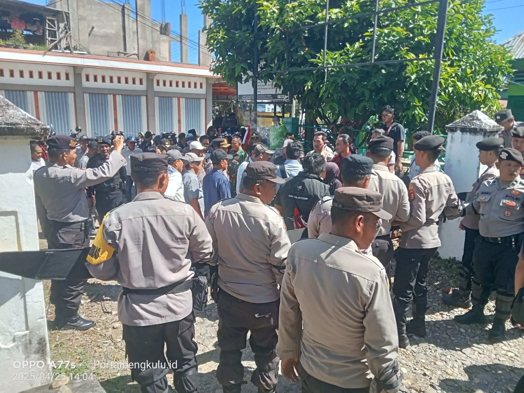 BREAKING NEWS! Bawaslu BS Didatangi Ratusan Massa Paslon 02 Bupati-Wakil Bupati Bengkulu Selatan, Ada Apa?