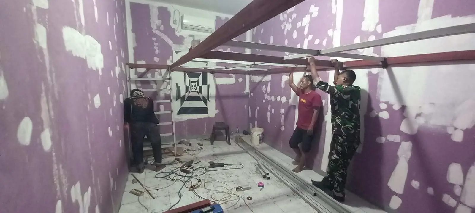 Hari Ketiga Renovasi Panti Asuhan Amanah Assodiqiyah Fokus Pada Pengecatan dan Pembuatan Tempat Tidur