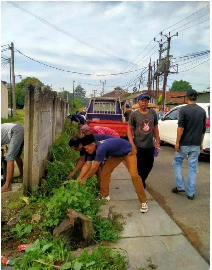 Aksi Nyata Warga Caringin: Bersatu dalam Gotong Royong, Wujudkan Desa Sehat dan Religius