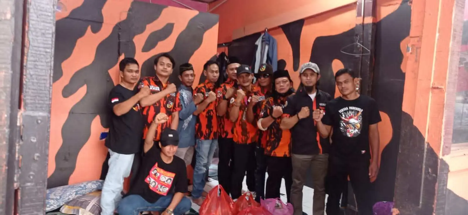 Pemuda Pancasila Ranting Pisangan Jaya Kecamatan Sepatan Bagikan Ta'jil di Jalan Raya Mauk