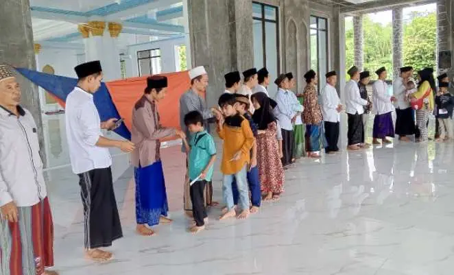 DKM Jami Al-Barokah Desa Dukuh-Cikupa Menebarkan Senyum di Bulan Suci: Santunan Anak YAPI Sebagai Wujud Kebaikan dan Berbagi Kasih