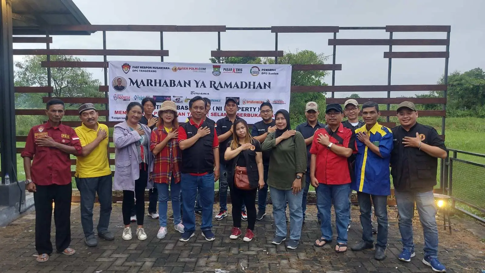 200 Pcs Makanan Takjil Dibagikan oleh Media Buserpolri.com di Pasar Kemi