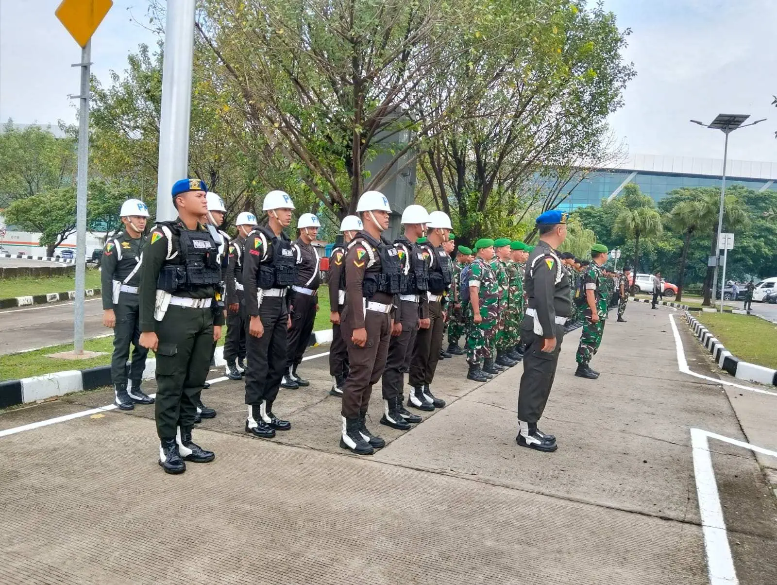 Dandim 0506/Tgr Dampingi Danrem Apel Pam Pemulangan 400 WNI 