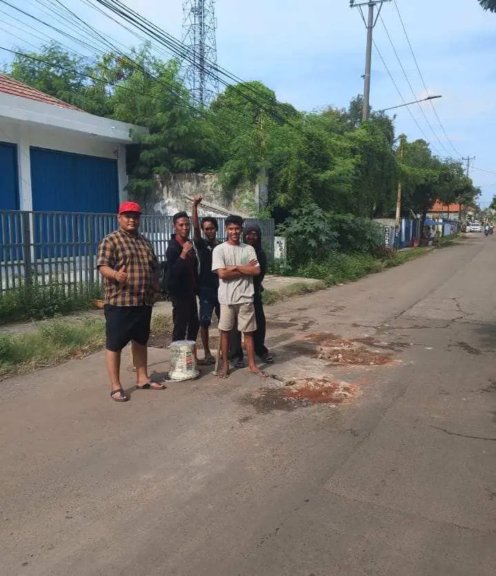 Pemuda Mauk Timur  Bergegas Perbaiki Jalan Berlobang
