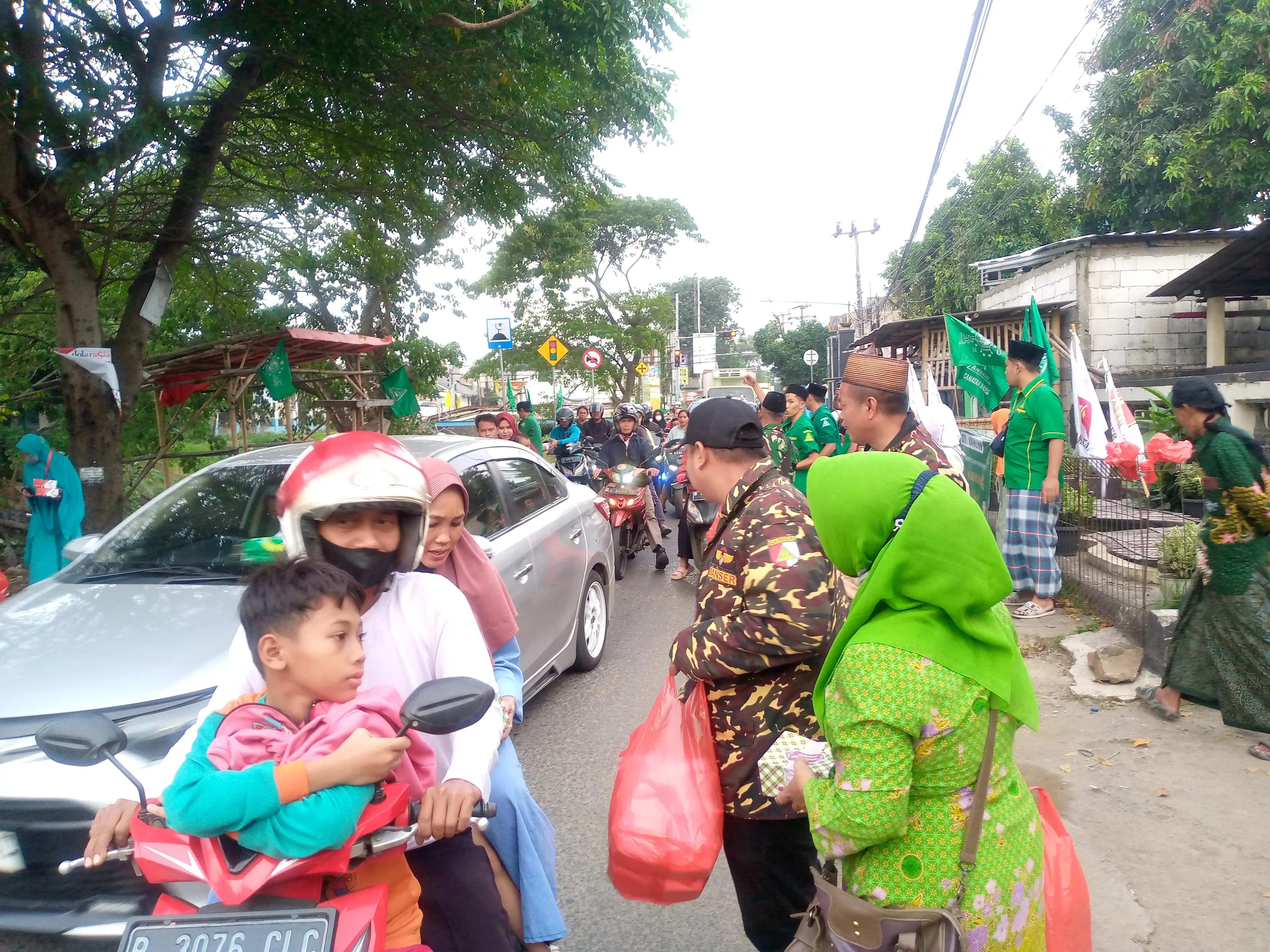 Keluarga Besar NU Kecamatan Rajeg Berbagi Takjil ke Pengguna Jalan Yang Melintasdi Depan Kantor Urusan Agama 