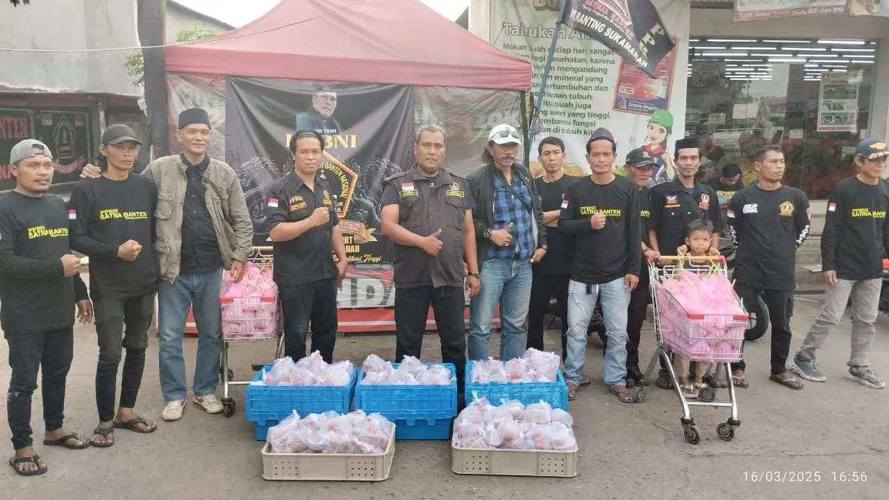 Ormas PPBNI DPRT Sukamanah Bagikan Takjil ke Pengguna Jalan di Depan Kantor Kecamatan Rajeg