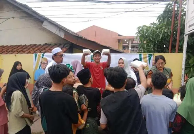 Ketua (BMR) Jayanti Berbagi Takjil Bersama H.Moh.Rano Alfath : Jalin Tali Silaturahmi Dengan Masyarakat.