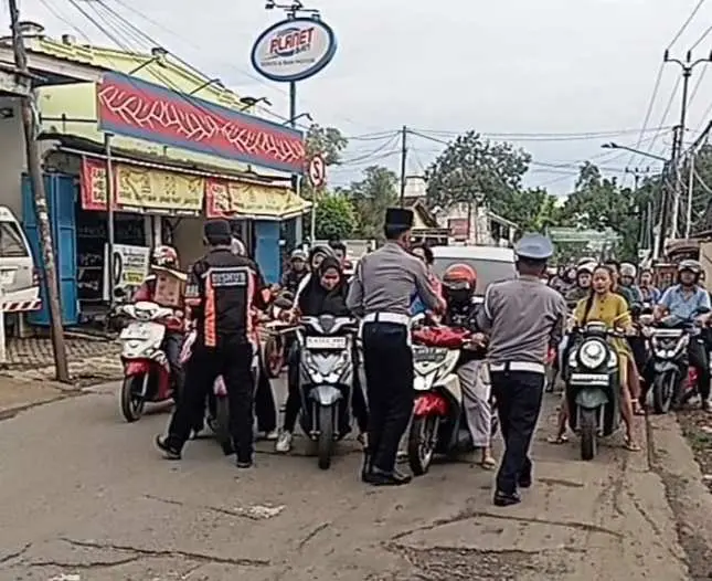 Dishub Pos Pantau Rajeg Bagikan Takjil di Lampu Merah Kukun