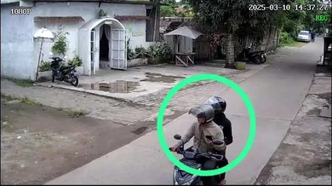 Komplotan spesialis Maling Motor Jalanan tertangkap CCTV Warga Kp.Gebang Desa Sukadamai Cikupa 