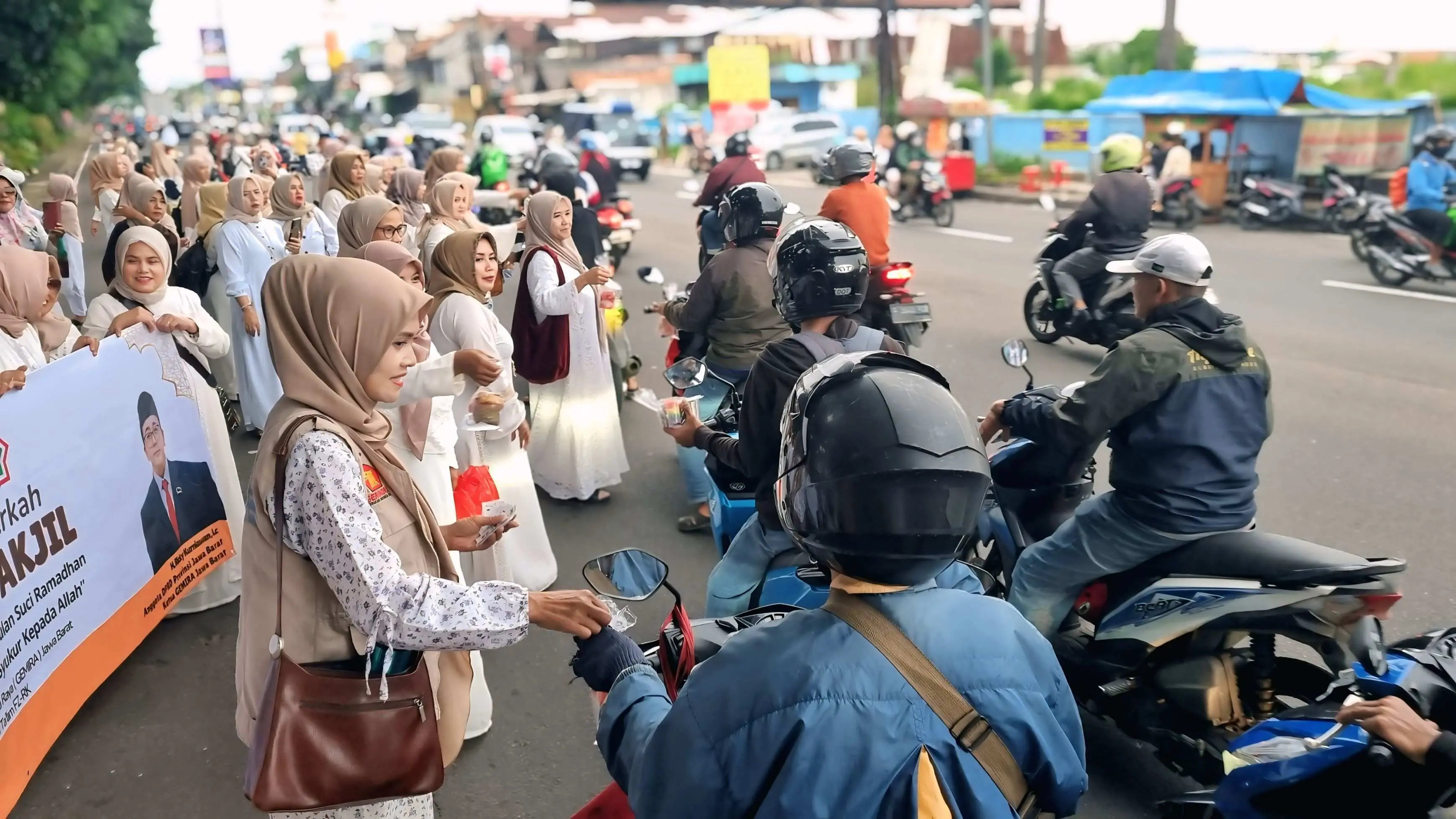 Gemira Jawa Barat dan Majlis Taklim FZRK Tebar Kebaikan Ramadan, Bagikan 1.000 Takjil di Cibinong