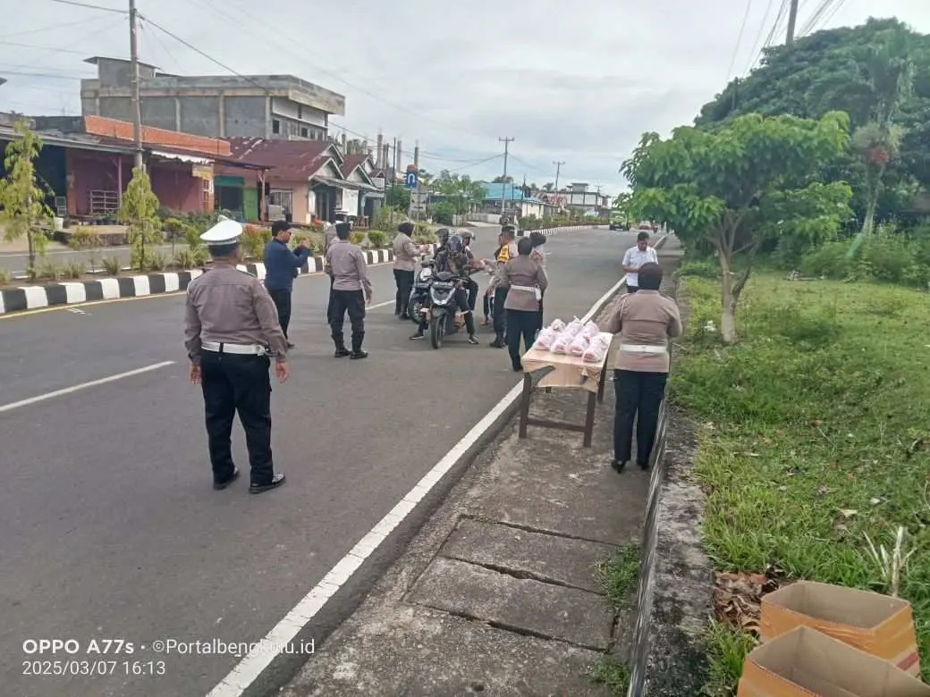 Dikira Razia Oleh Pengendara Sepeda Motor, Satlantas Polres Bengkulu Selatan Peduli Ramadan dengan Berbagi Takjil