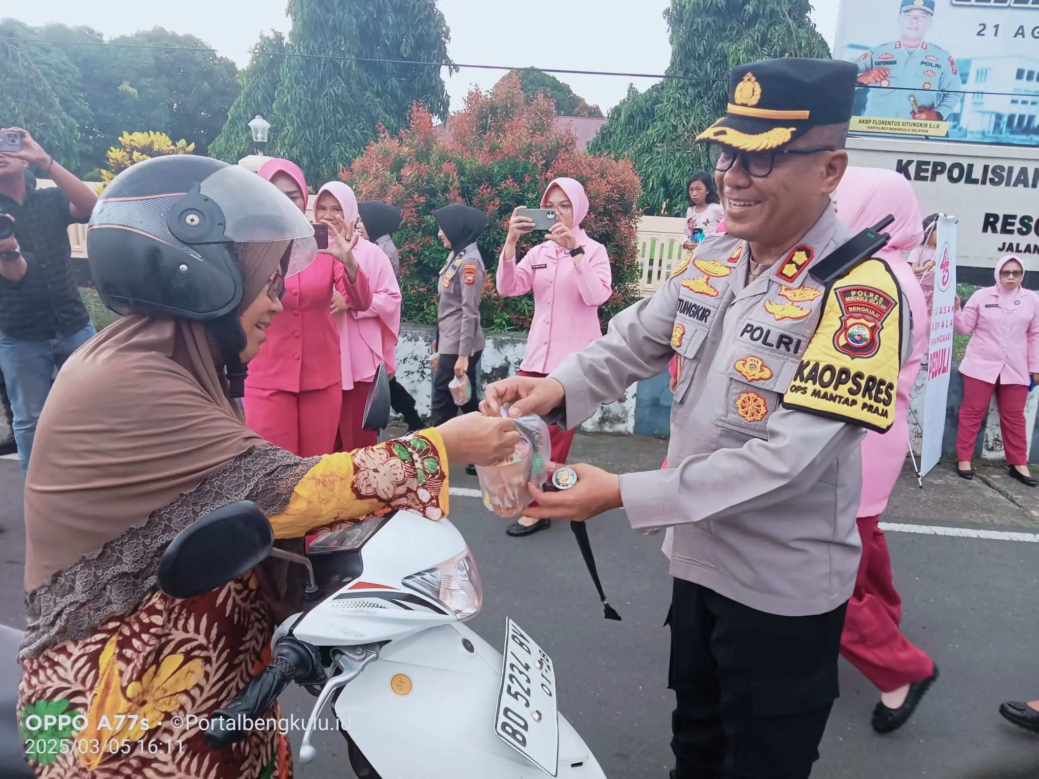 Kapolres Bengkulu Selatan Bagikan Ratusan Takjil Kepada Masyarakat