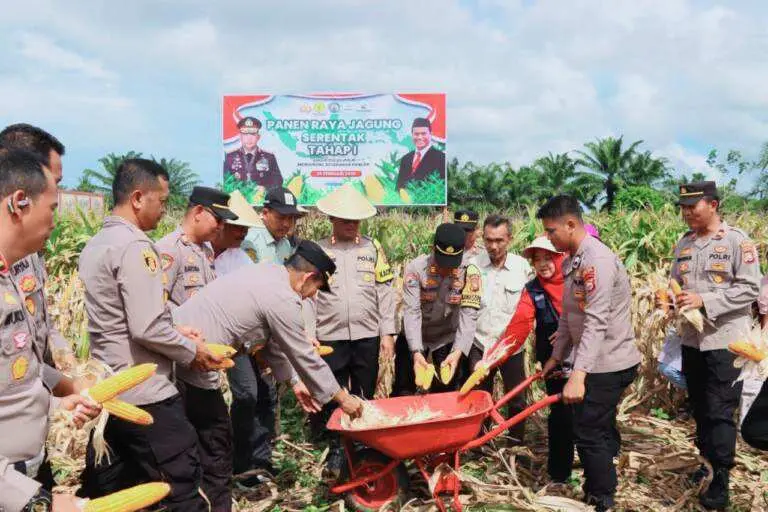 Dukung Ketahanan Pangan Nasional, Kapolres BS Gelar Panen Raya Jagung Serentak Tahap I