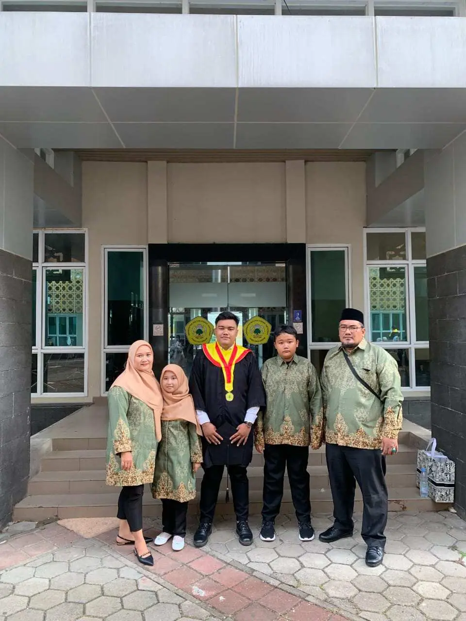 Penjaga GOR Balai Rakyat Karawaci Sukses Sekolahkan Anak Hingga Sarjana