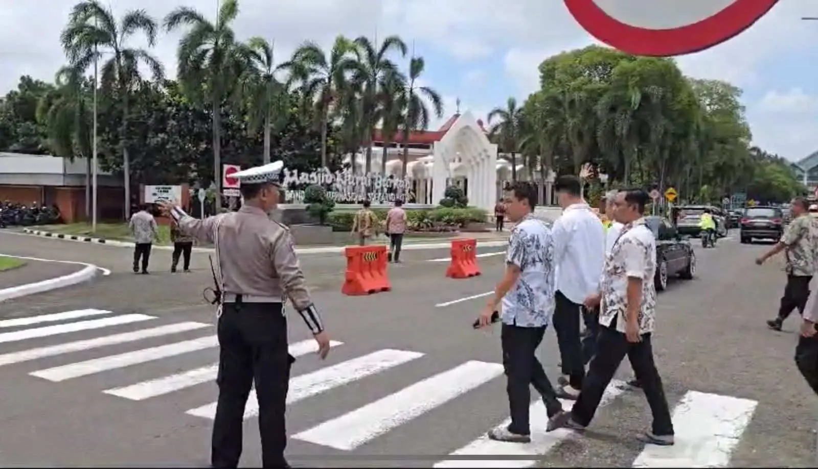 Jum'at Berkah, Lantas Polresta Bandara Bantu Pengamanan Kegiatan Sholat Jum'at di Masjid Nurul Barkah Bandara Soekarno Hatta
