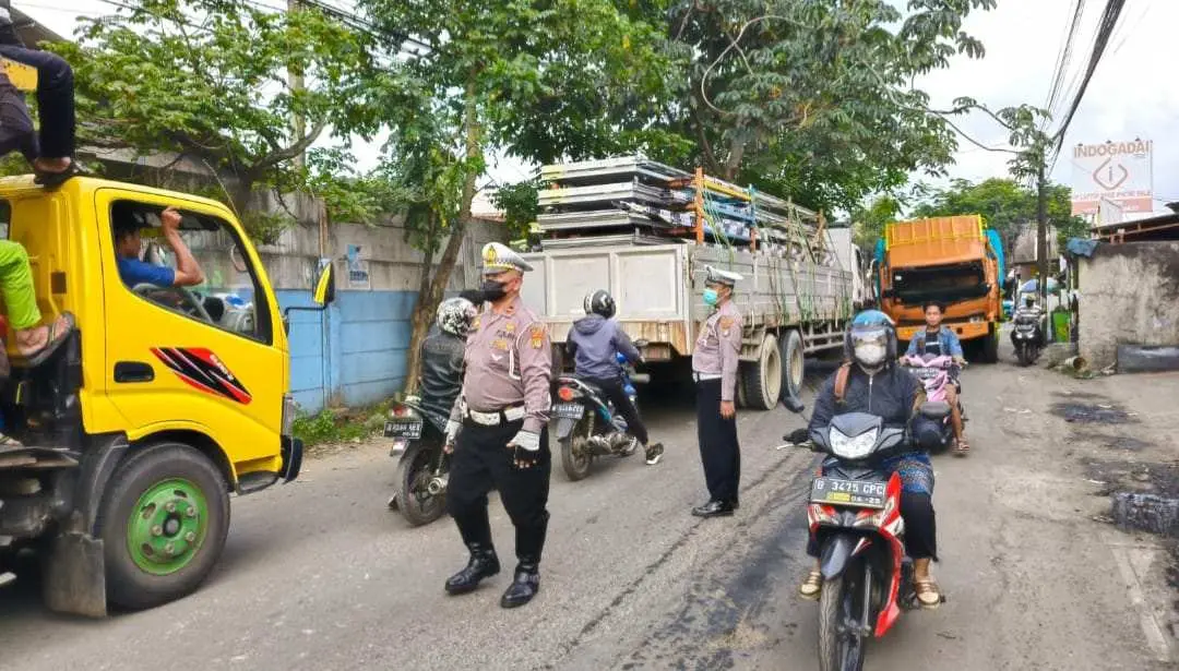 Sigap, Kanit Lantas Polsek Neglasari Gatur Arus Lalu Lintas Akibat Mobil Truk Mogok di Jalan Iskandar muda Neglasari