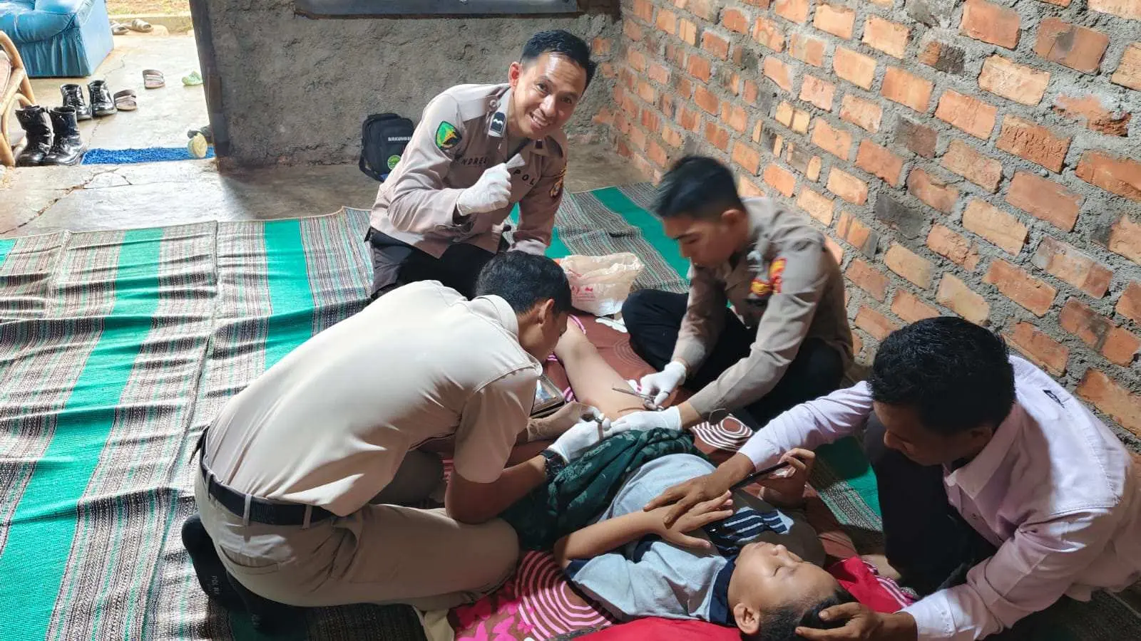 Polres Lampung Utara Berikan Layanan Kesehatan Sunat Gratis Kepada Warga