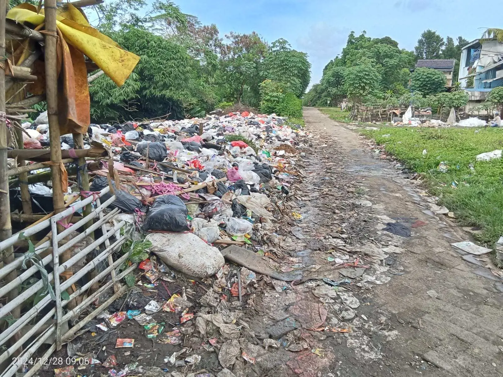 Tumpukan Sampah di Kp Cibadak Desa Bojong Selain Bikin Resah Ancam Kesehatan Warga