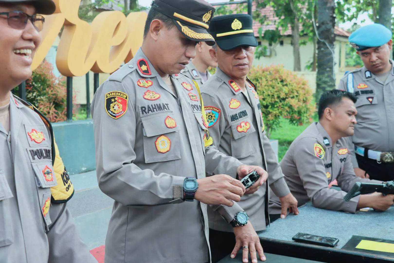 22 Anggota Personil Polres Bengkulu Selatan Dicek Senpinya, Wakapolres Ingatkan Hal Ini !