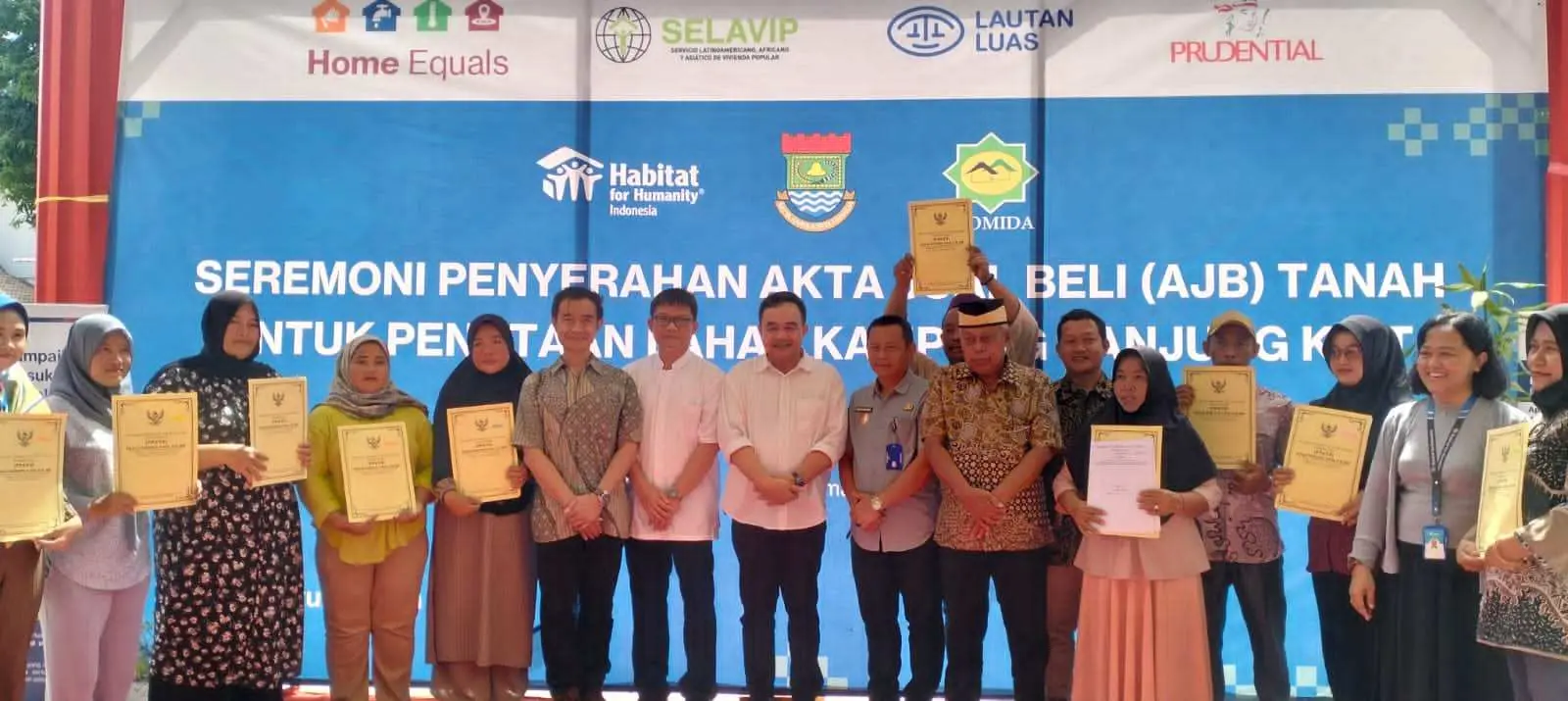 Seremoni Penyerahan Akta Jual Beli Tanah Untuk Penataan Lahan Kampung Tanjung Kait