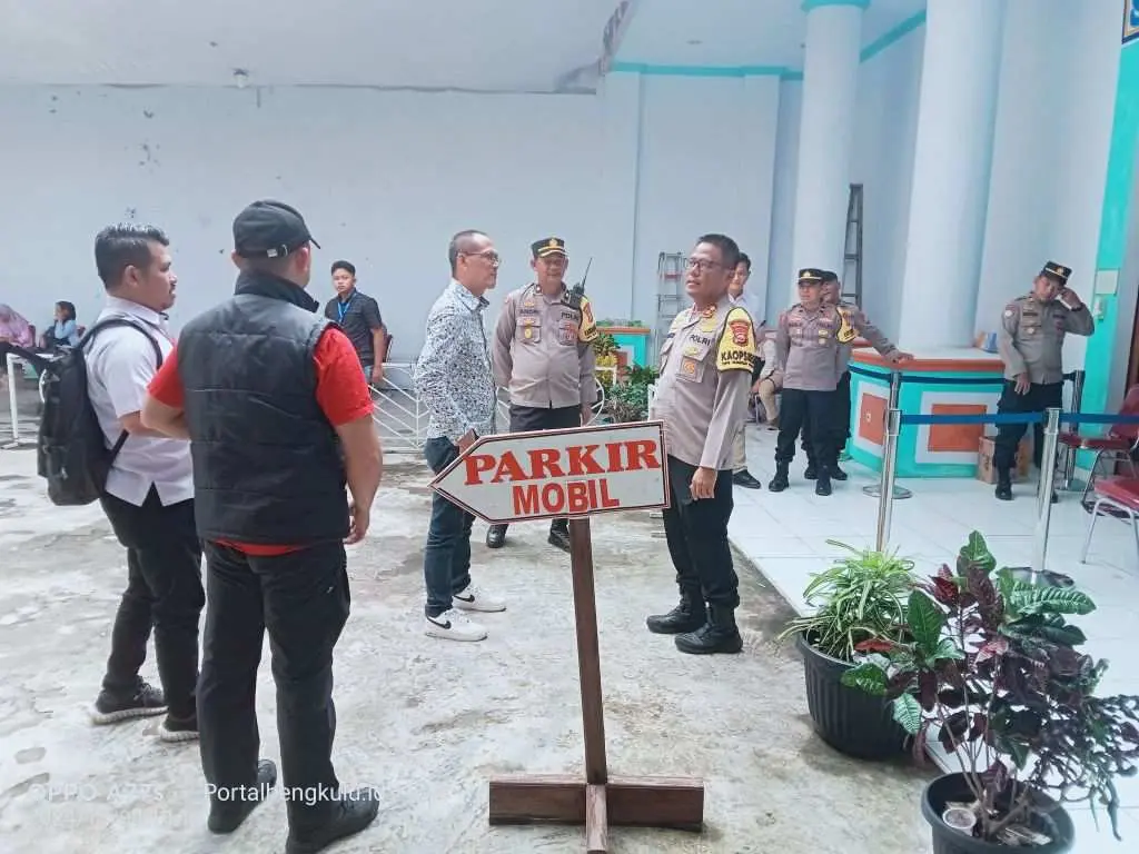 Kapolres Bengkulu Selatan Tinjau Langsung Pengamanan Rapat Pleno Rekapitulasi Suara Pilkada 2024 KPUD Bengkulu Selatan