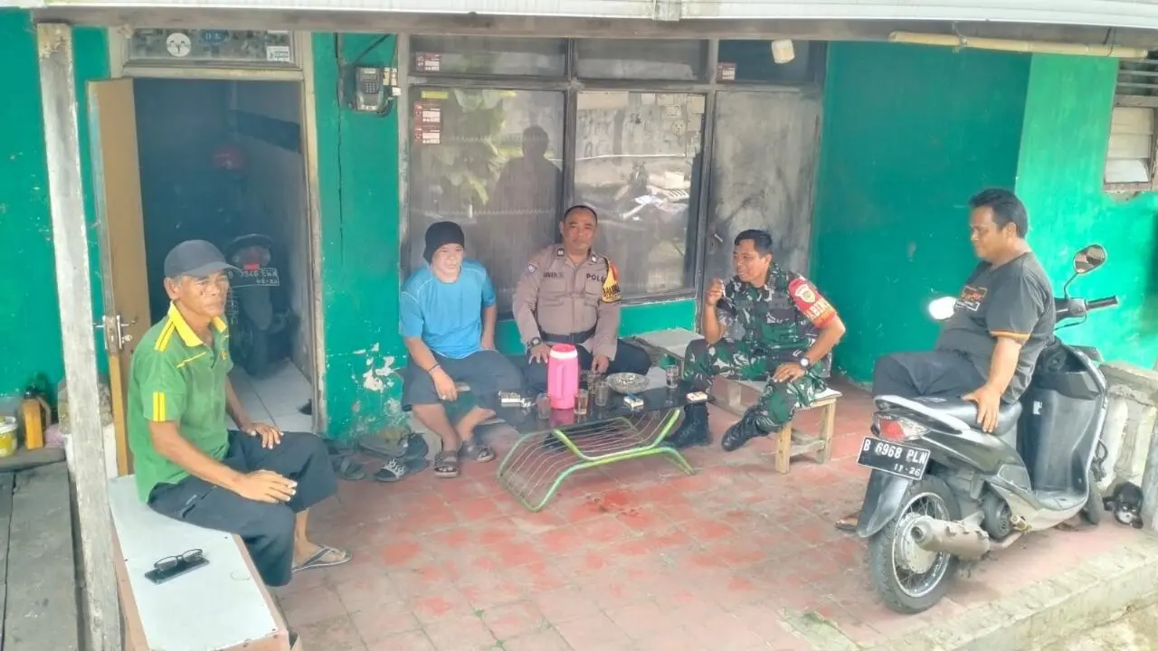 Sinergi TNI-Polri, Polsek Cijeruk Bersama Babinsa Sambangi Warga untuk Jaga Kamtibmas