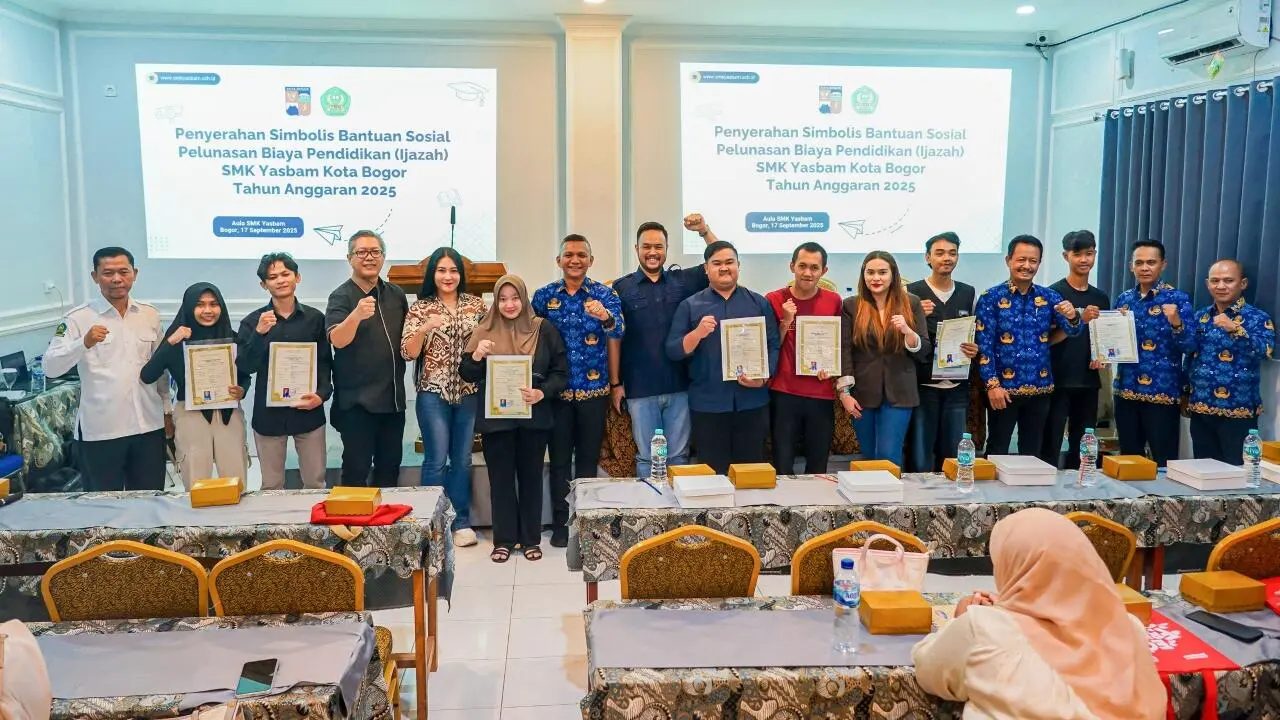Pemkot dan DPRD Kota Bogor Bagikan Ijazah Gratis untuk Warga