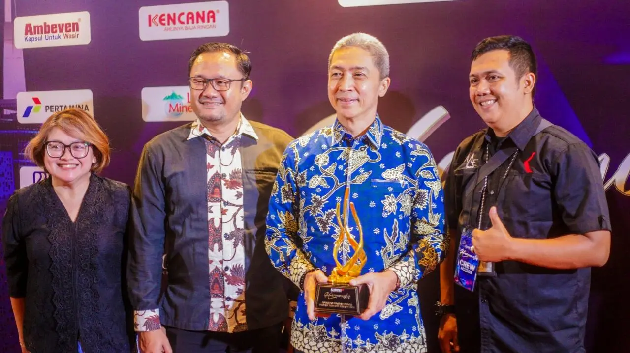 Dedie Rachim Terima Piala Apresiasi dari Kompas TV