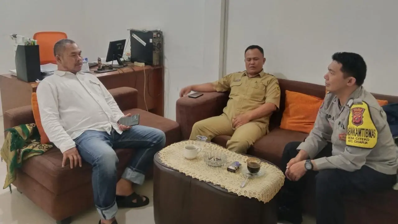Bhabinkamtibmas Polsek Cisarua Sambang Warga Desa Citeko, Ajak Jaga Kamtibmas