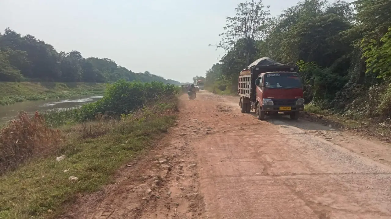 Jalan Pemda Penghubung Binong - Cikaum Rusak Parah Warga Desak Perbaikan Segera