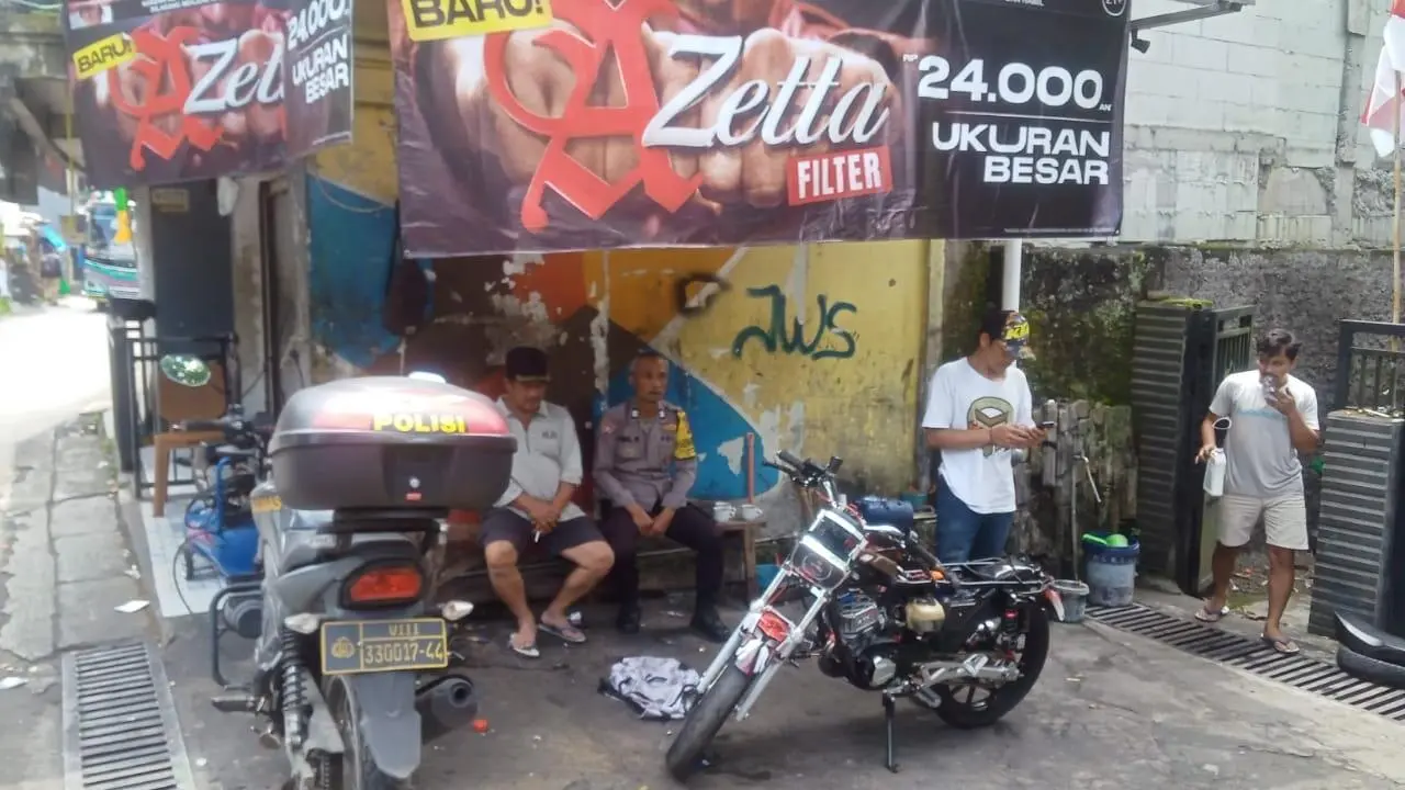 Bhabinkamtibmas Polsek Cisarua Sambang Tokoh dan Warga, Jaga Harkamtibmas Tetap Kondusif