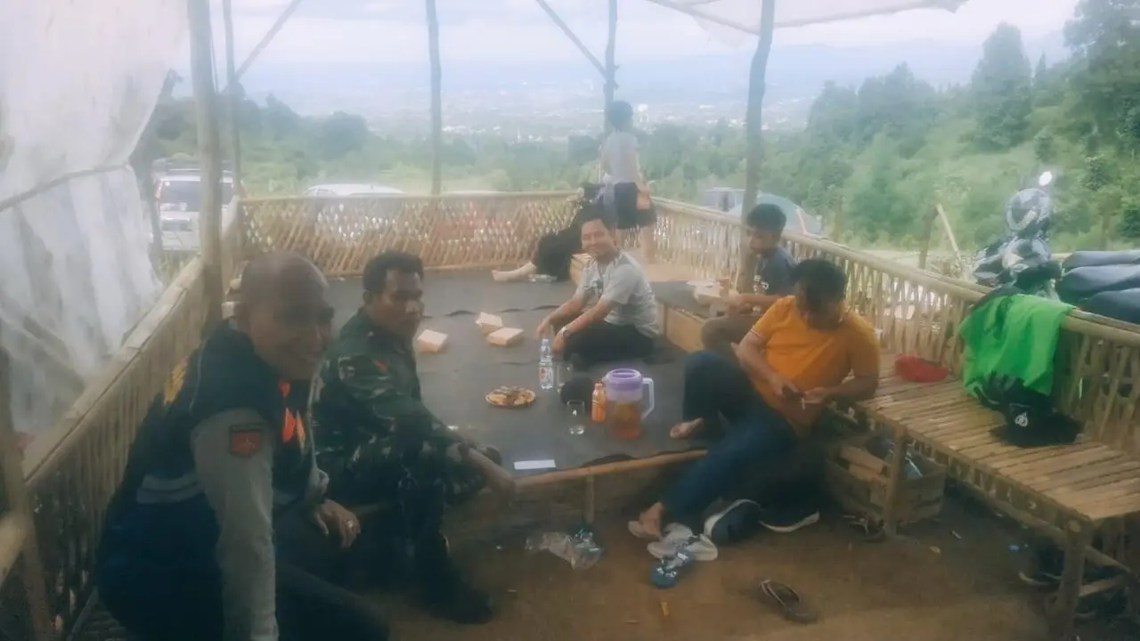 Sinergitas TNI-Polri, Polsek Cijeruk dan Babinsa Sambang Warga Jaga Kamtibmas