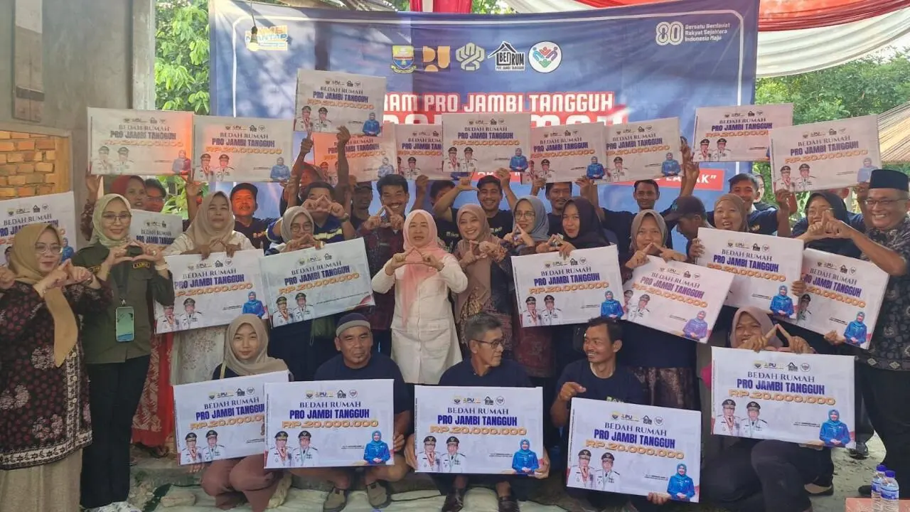 Hj. Hesti Haris Serahkan 50 Unit Bantuan Bedah Rumah di Kota Jambi