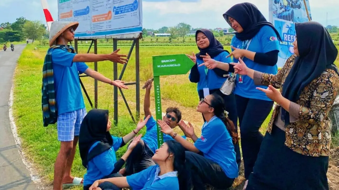 Mahasiswa KKN UNISRI Pasang Plang Penunjuk Arah Dukuh di Desa Karanglo