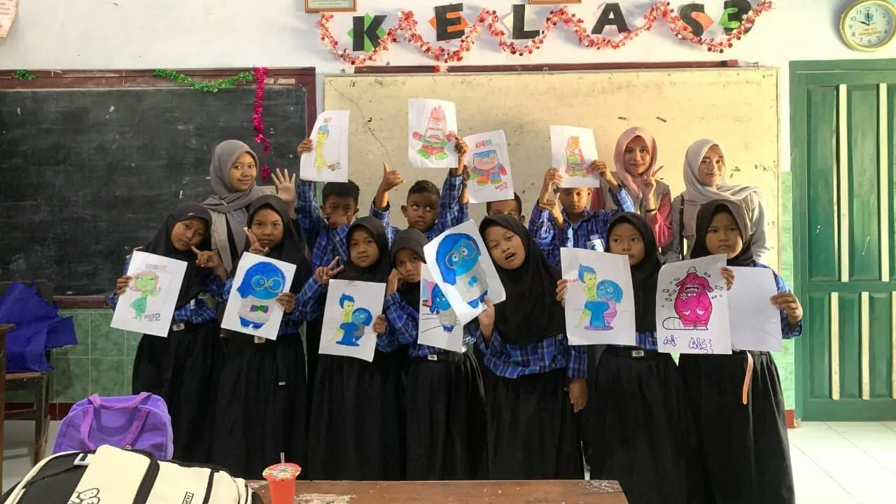 Mahasiswa UNISRI Ajak Siswa SD Ngabeyan Belajar Emosi Lewat Film dan Mewarnai