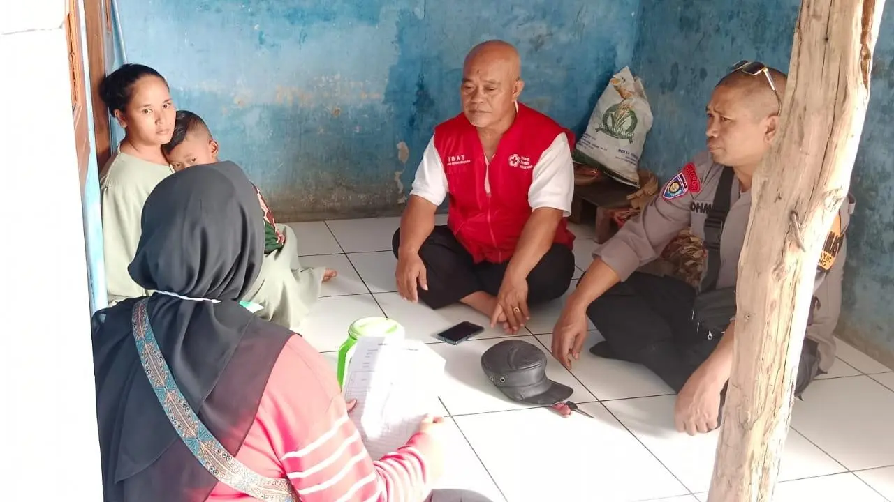 Sinergi TNI - Polri, Bhabinkamtibmas dan Babinsa Sambangi Warga di Desa Ciburuy