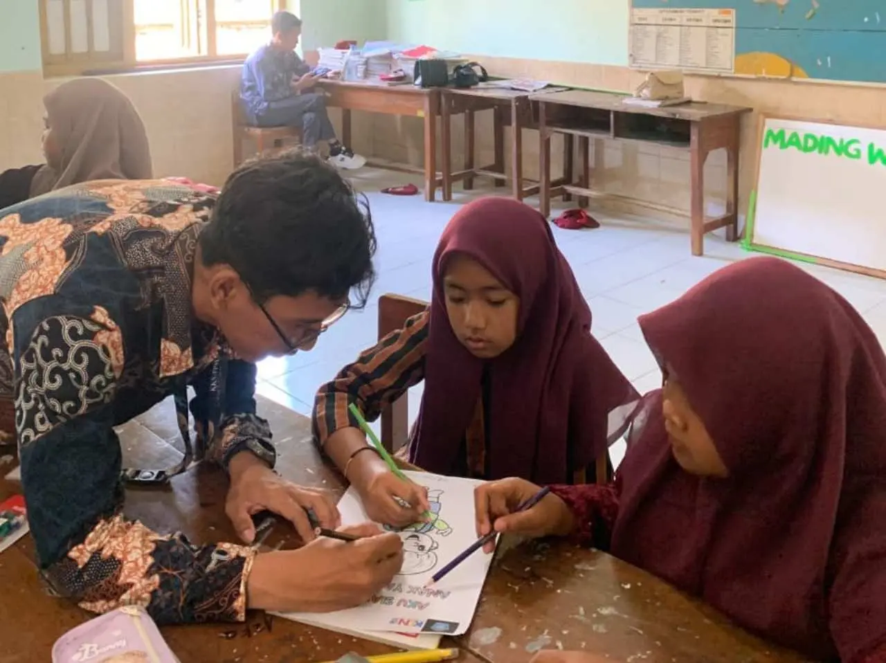 Mading Warga Kecil: Suara dan Karya Anak tentang Nilai Kebangsaan, Mahasiswa KKN-PPM UNISRI Gelar Edukasi Kreatif di SD Negeri Wunut